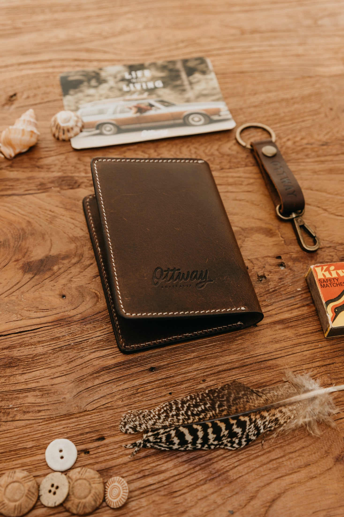 オットウェイレザーパスポートホルダー