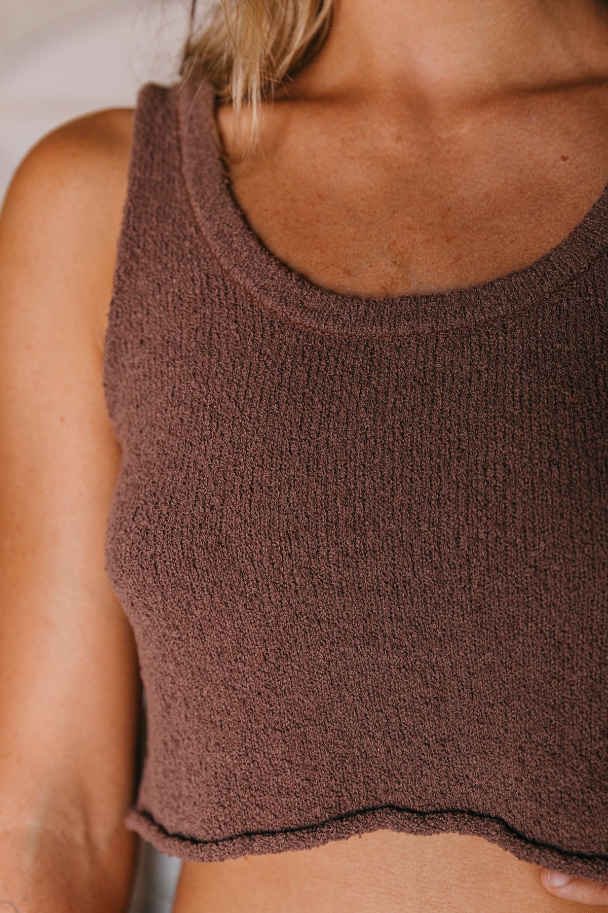 Maya – Schwarzes Tanktop aus strukturiertem Rippstrick