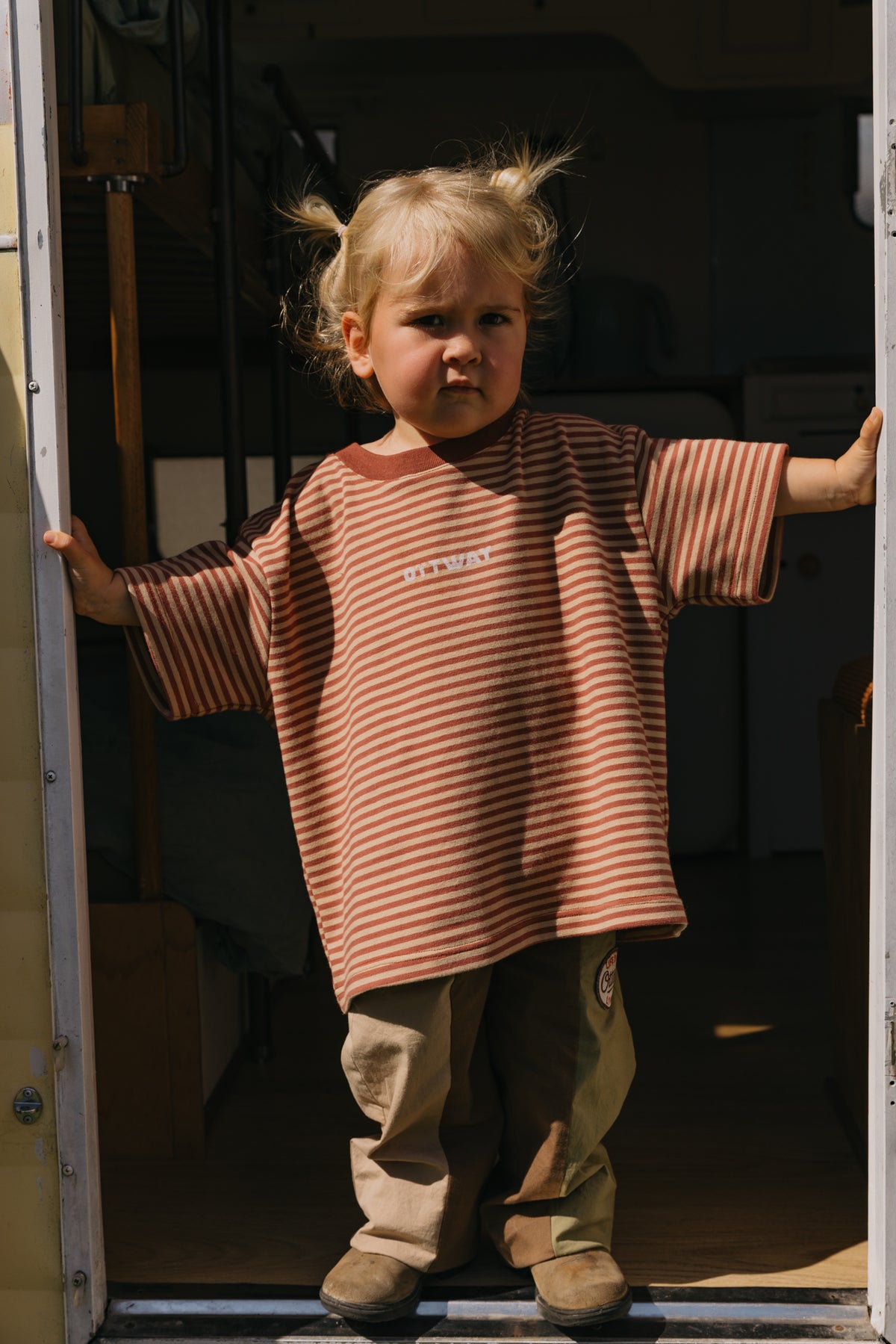 Nolan gestreiftes Langarm-Unisex-T-Shirt – Braun und Creme – Kinder