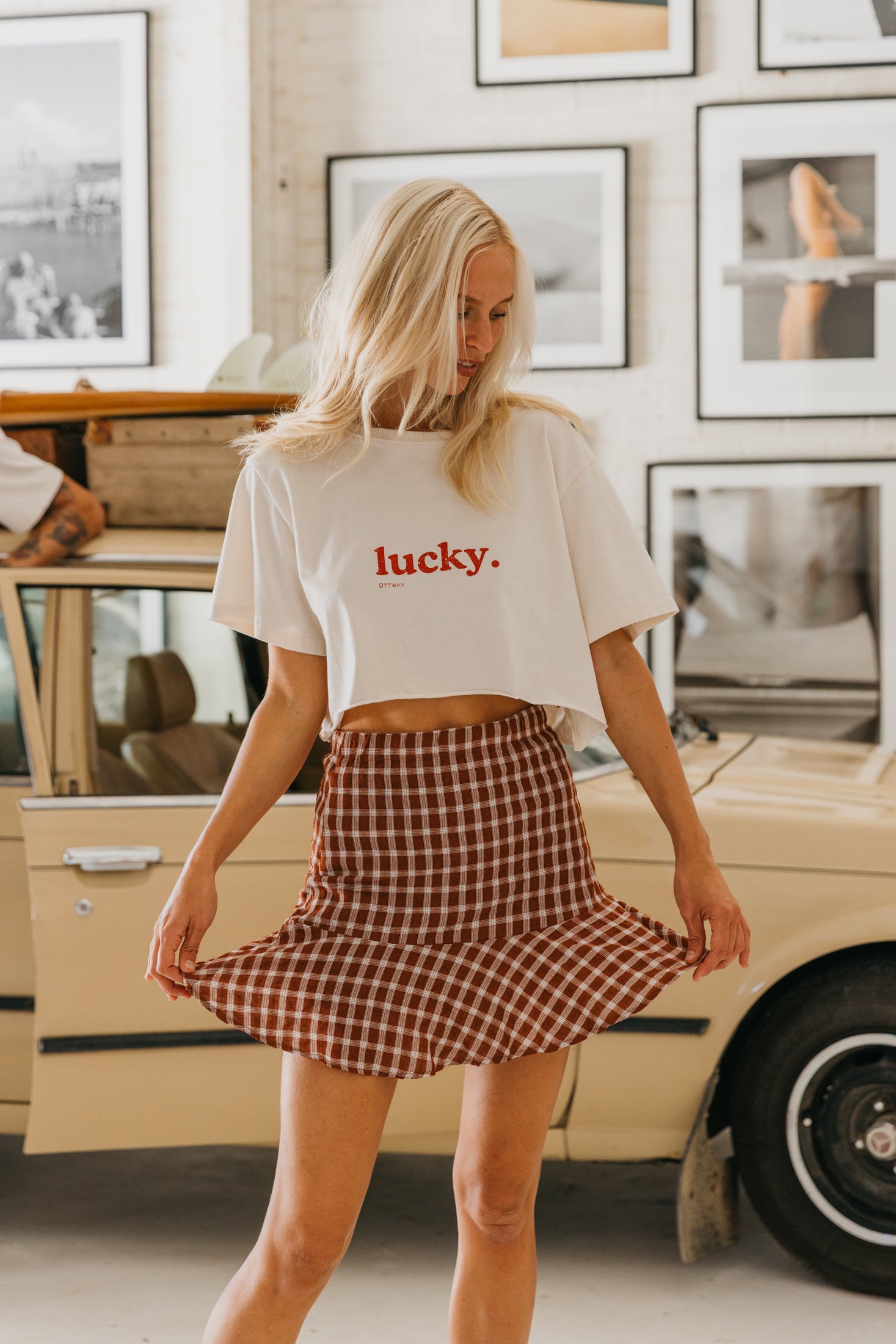 ラッキー クロップド Tシャツ - ベージュ