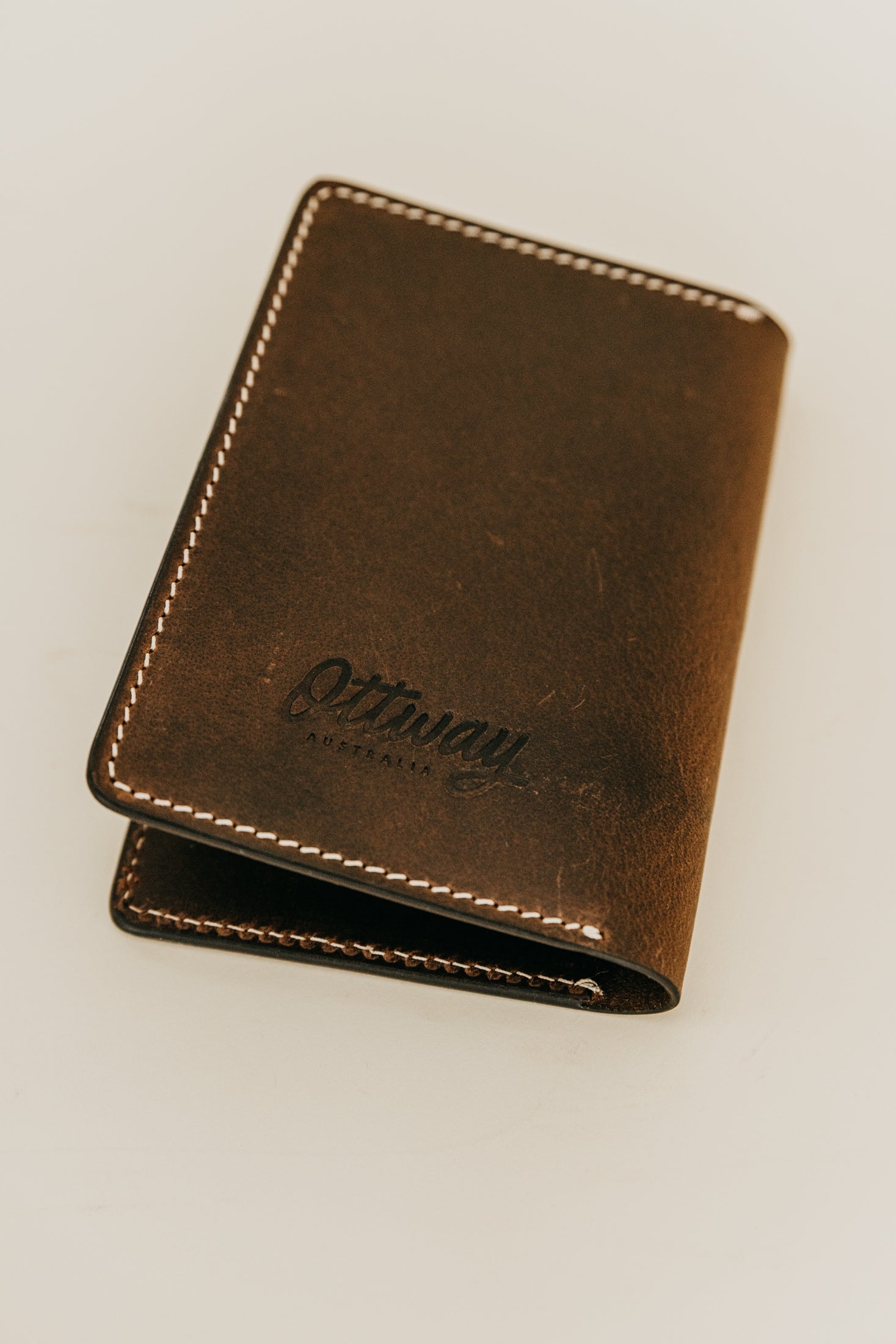 オットウェイレザーパスポートホルダー