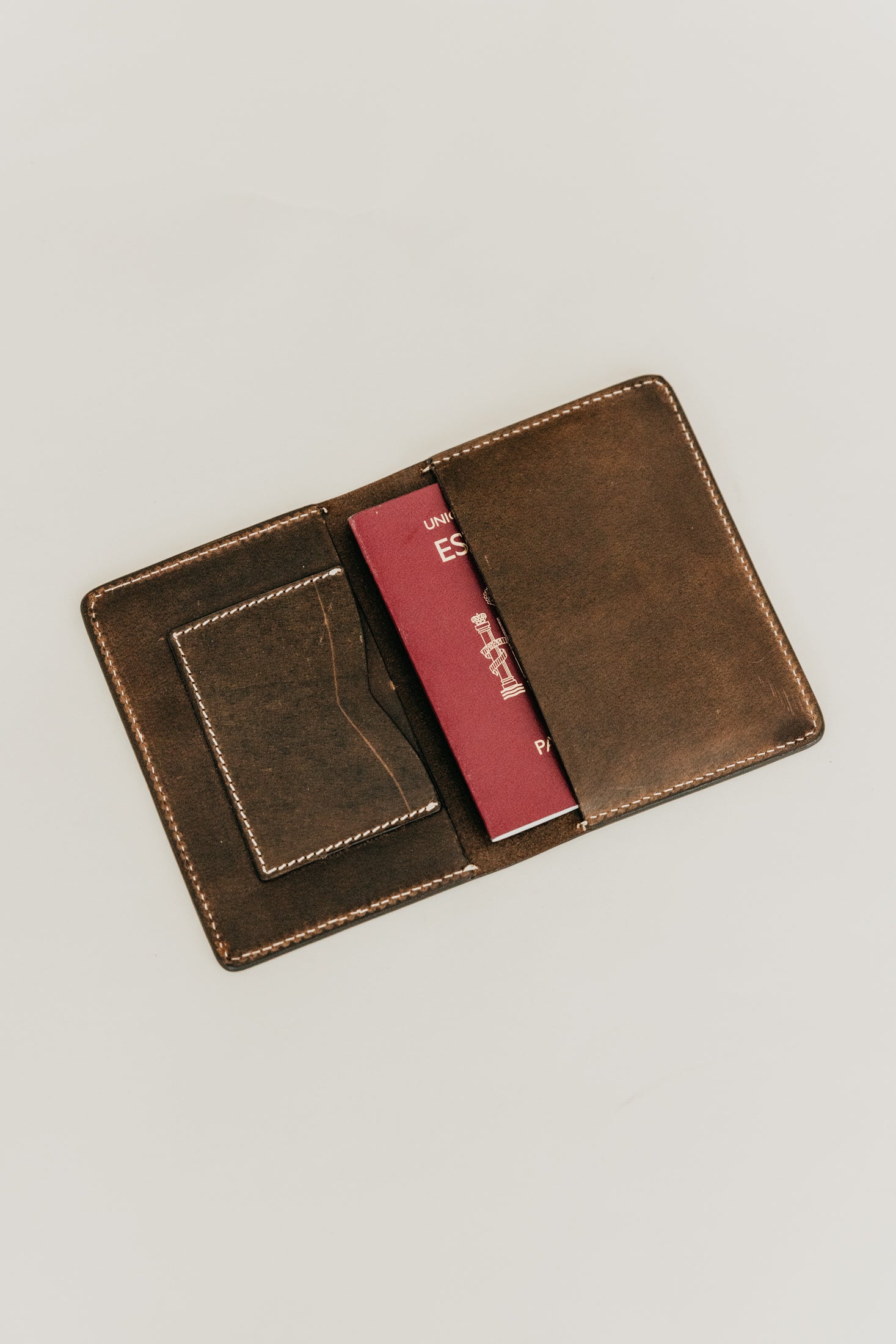 オットウェイレザーパスポートホルダー