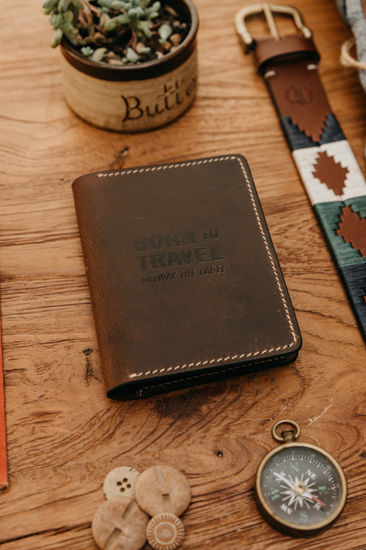 オットウェイレザーパスポートホルダー