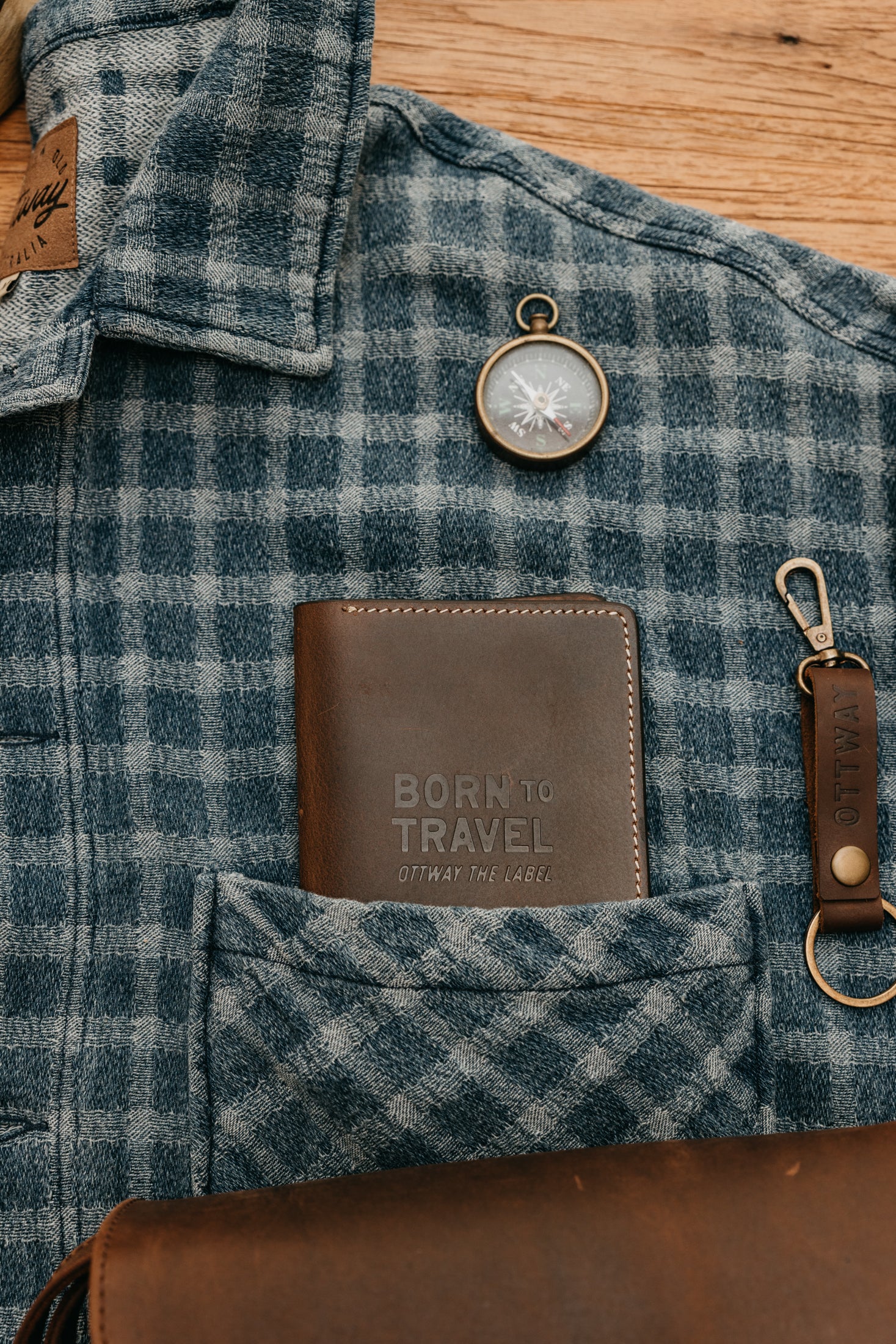 オットウェイレザーパスポートホルダー